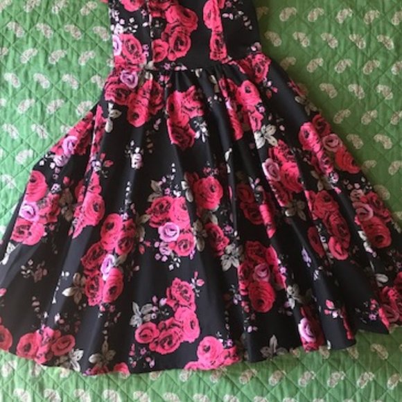 Pinup Couture Bela Strapless Bustier Swing Dress in Red Roses Sateen - Picture 6 of 11